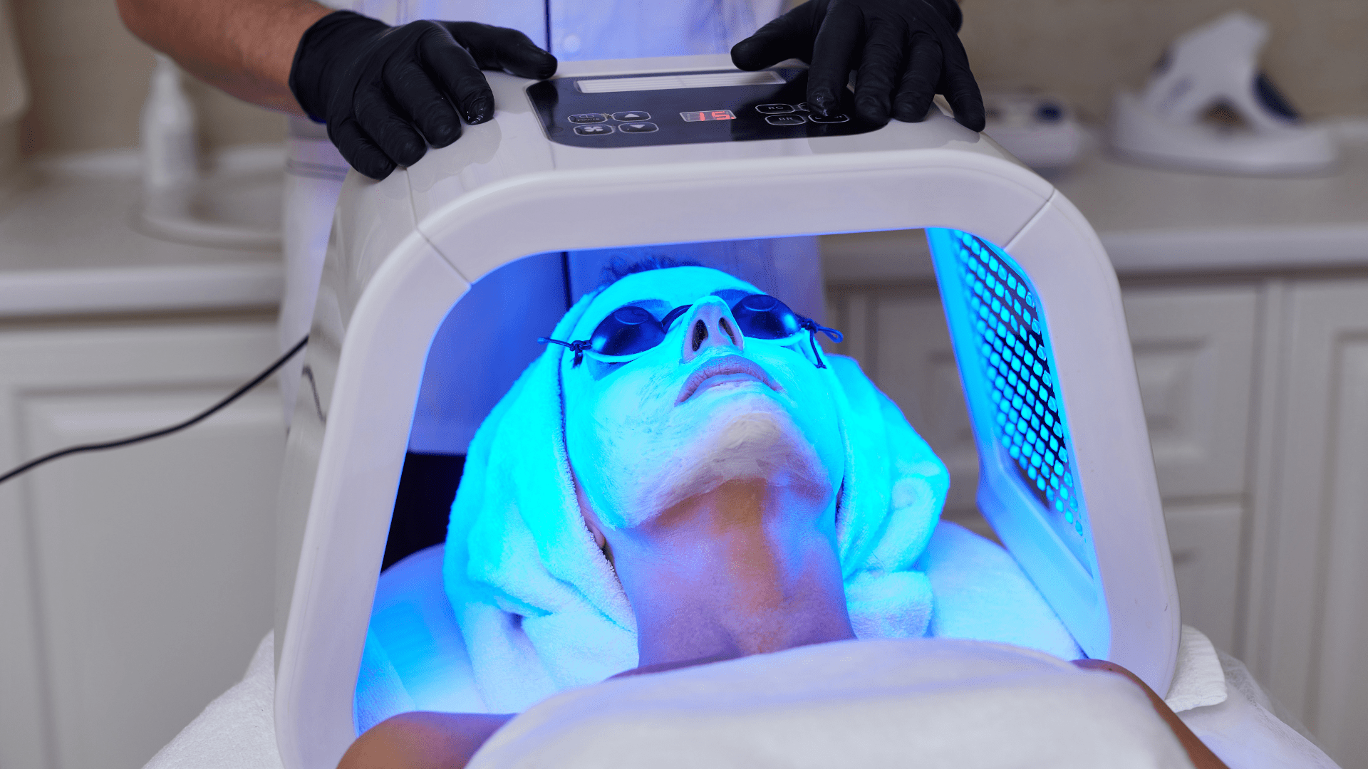 What Is The Difference Between Red Light Therapy VS Blue Light Therapy?